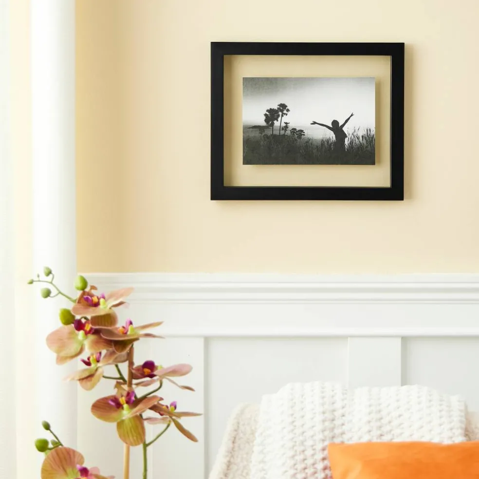 Black Float Frame by Studio Décor®