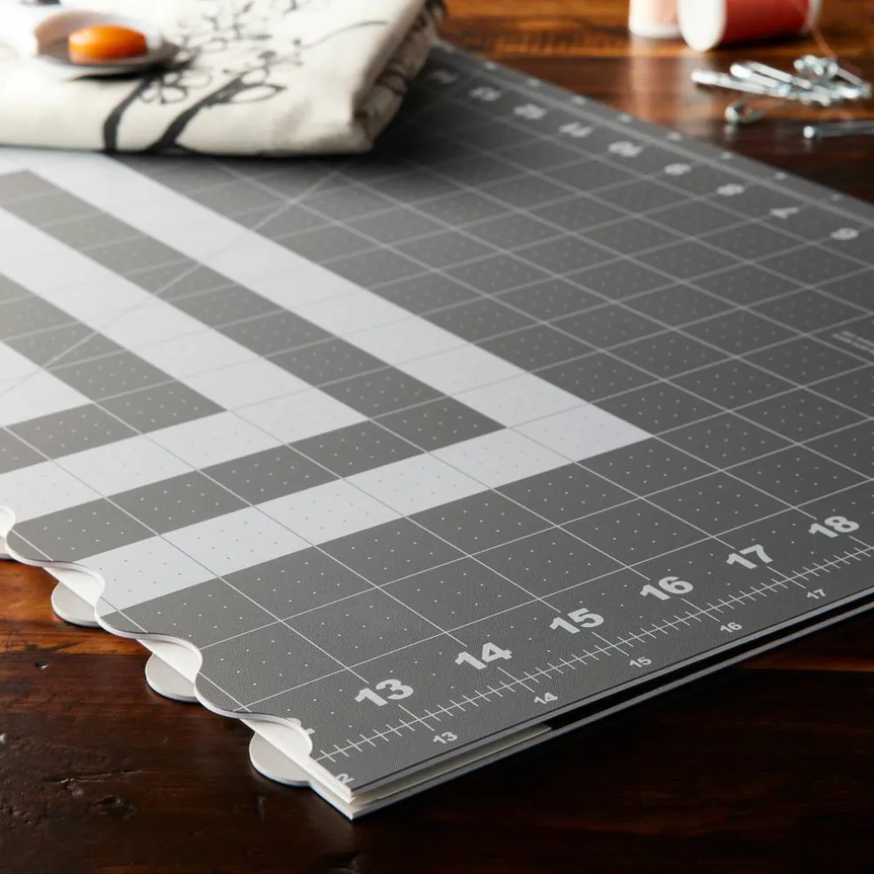 6 Pack: Fiskars® Folding Cutting Mat, 18" x 24"