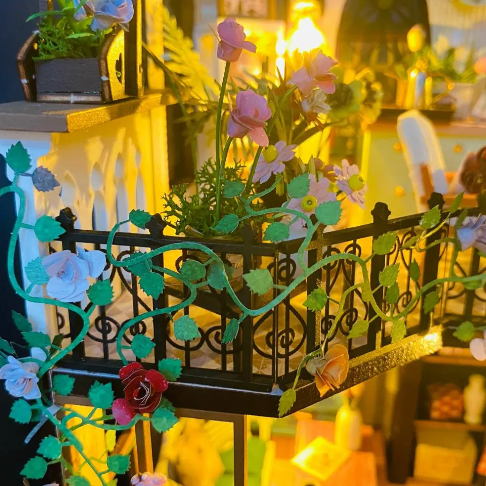 Sparkly Selections Daisy Flower House DIY Miniature Kit