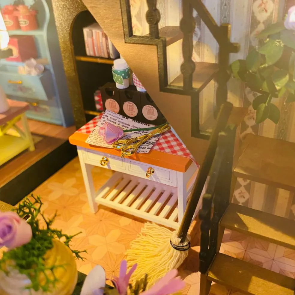Sparkly Selections Daisy Flower House DIY Miniature Kit