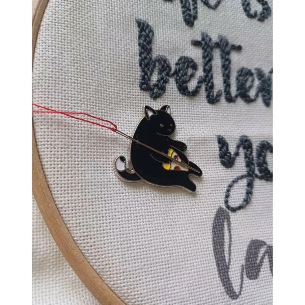 Wizardi 4/5" Cat with Pizza Magnetic Needle Minder
