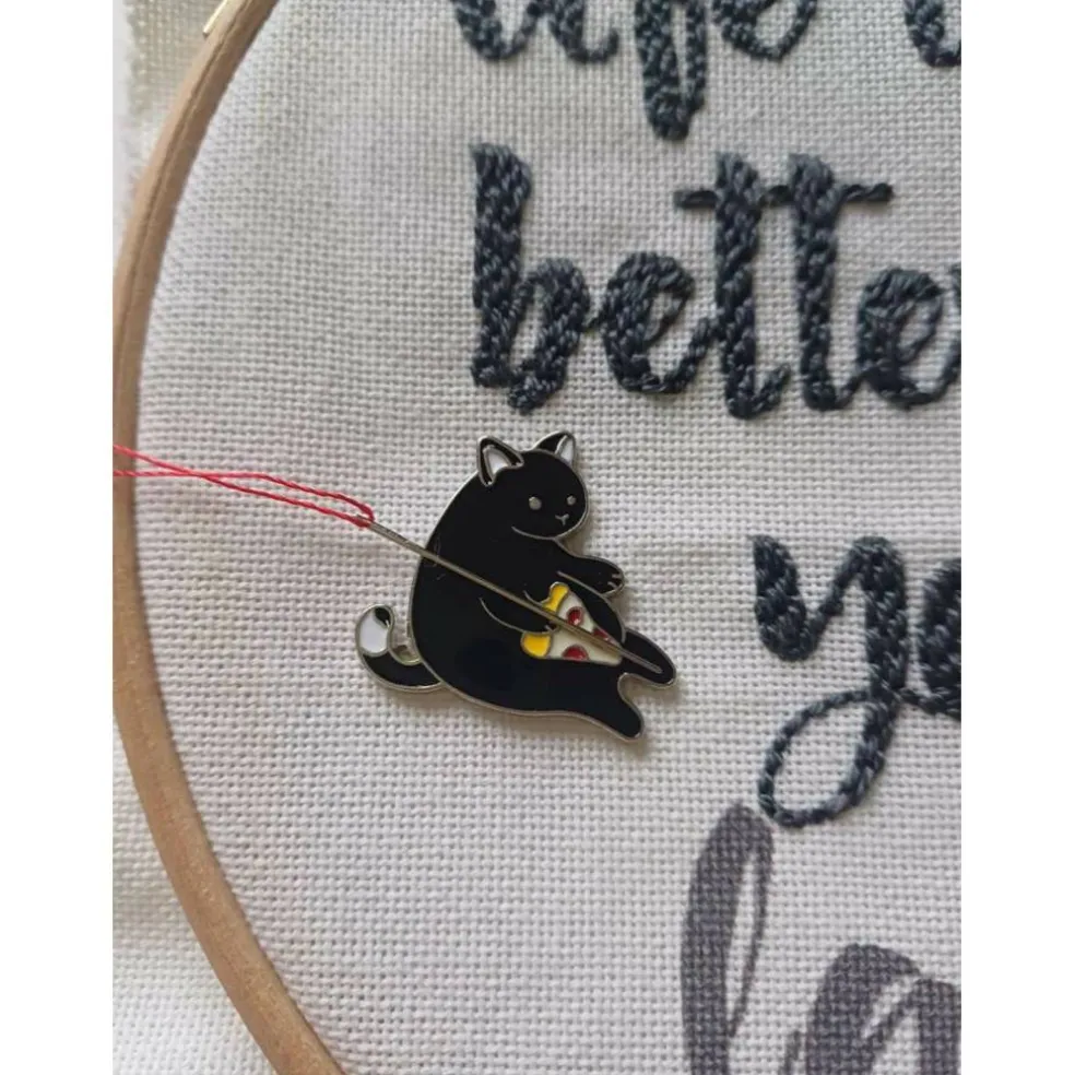 Wizardi 4/5" Cat with Pizza Magnetic Needle Minder